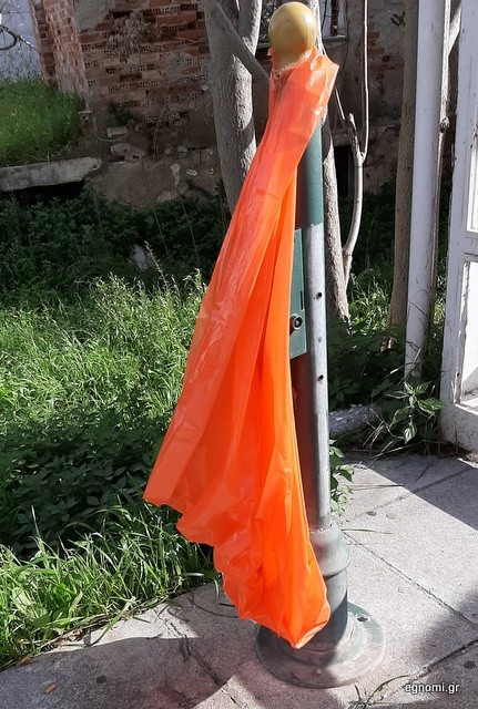 ΧΑΛΚΙΔΑ: Πατέντα με σακούλα απορριμμάτων αντί για κάδο ή καλαθάκι