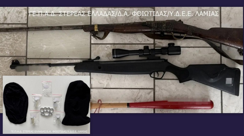 Όπλα, αναβολικά και κουκούλες βρέθηκαν σε σπίτι στη Φθιώτιδα