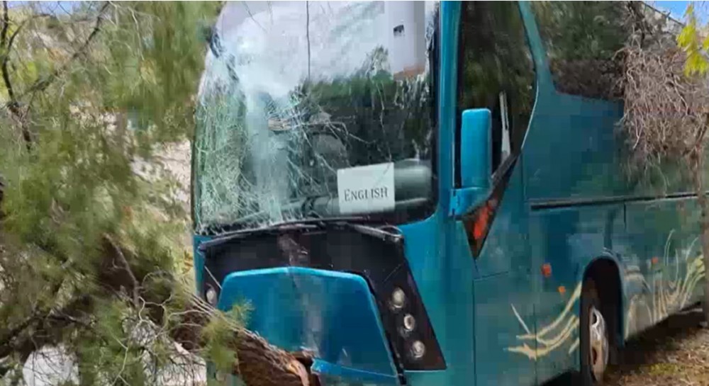 ΑΙΓΙΝΑ: Στα δικαστήρια οι οδηγοί που συνελήφθησαν για το ατύχημα – Στο χειρουργείο η μία μαθήτρια