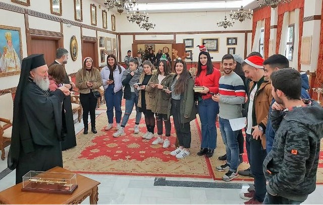 Είπαν τα κάλαντα στο Μητροπολίτη την παραμονή της Πρωτοχρονιάς