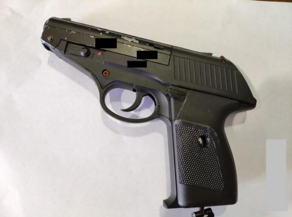 Βγήκε βόλτα με ένα πιστόλι μέσα στο αμάξι του και έπεσε πάνω σε μπλόκο της Αστυνομίας