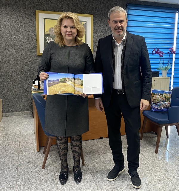 ΧΑΛΚΙΔΑ: Με δώρο ένα βιβλίο πήγε στην Δήμαρχο ο Γενικός Γραμματέας του ΕΟΤ