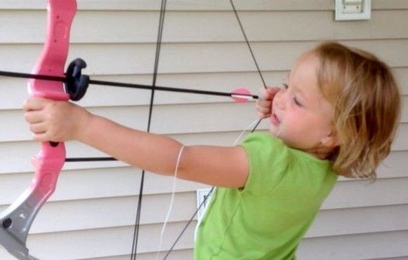 Πεντάχρονη έβγαλε το δόντι της με τόξο και βέλος! (VIDEO)