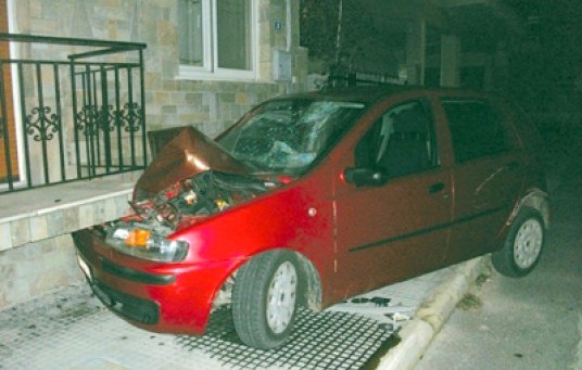 Αυτοκίνητο σφήνωσε σε μπαλκόνι