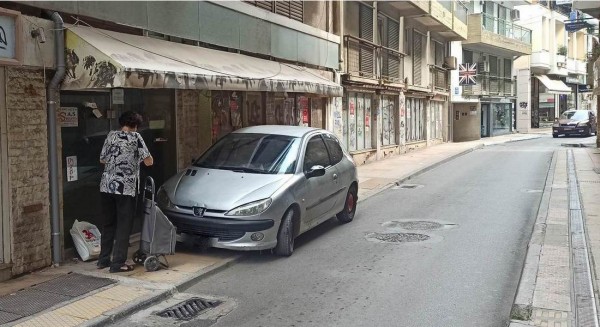 ΧΑΛΚΙΔΑ: Οδηγός έκλεισε όλο το πεζοδρόμιο στην οδό Κακαρά