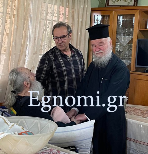Συγκινητική φωτογραφία με τον ιερέα Δημήτριο Πιλάτη