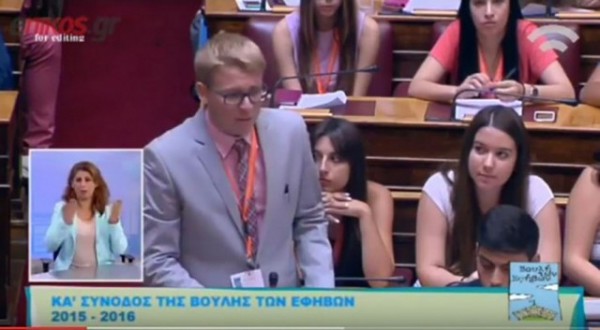 Έφηβος βουλευτής «στρίμωξε» τον Φίλη (βίντεο)