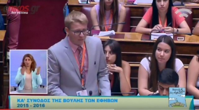 Έφηβος βουλευτής «στρίμωξε» τον Φίλη (βίντεο)