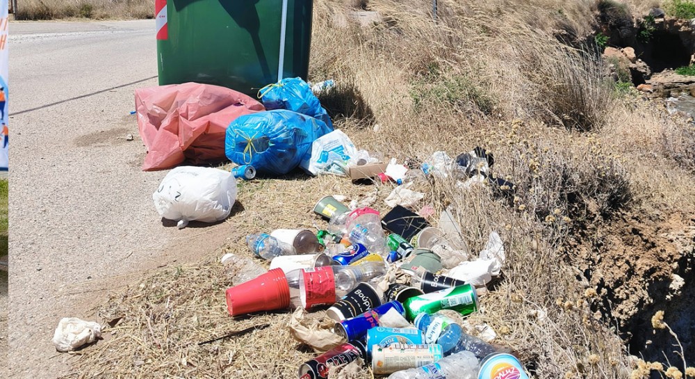 Πνιγμένη στα σκουπίδια η παραλία της Δροσιάς