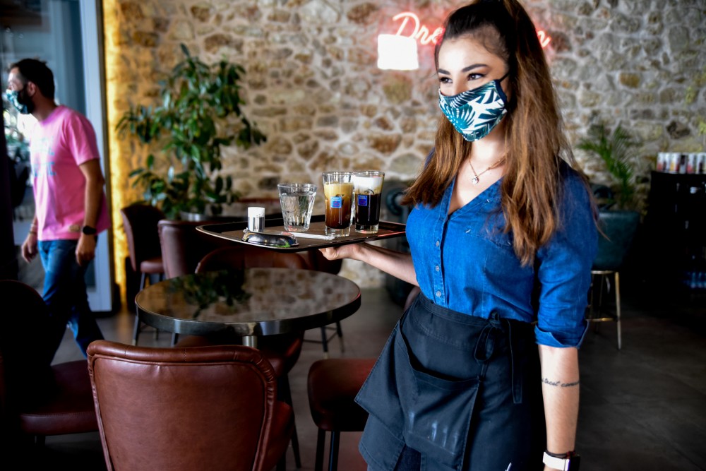 Μειώνεται από αύριο ο ΦΠΑ στην εστίαση