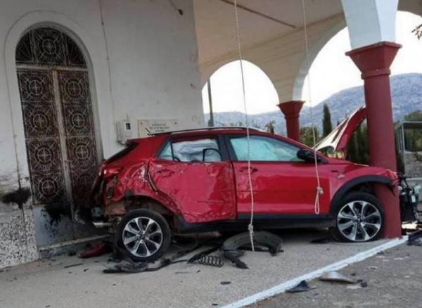 Σοκαριστικό τροχαίο - Αυτοκίνητο ...μπούκαρε σε εκκλησία