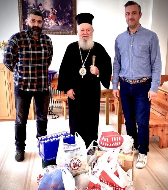 ΧΑΛΚΙΔΑ: Οι αστυνομικοί παρέδωσαν τρόφιμα στην Μητρόπολη
