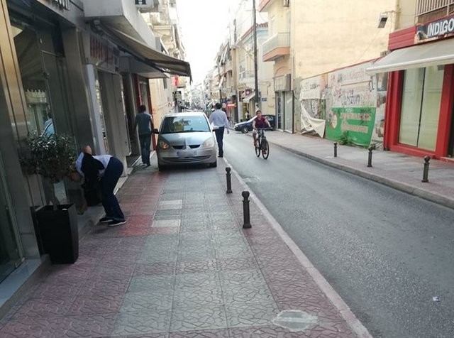 ΧΑΛΚΙΔΑ: Επικό παρκάρισμα στο πεζοδρόμιο της οδού Αβάντων