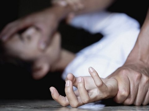 Γυναίκα 32 ετών καταγγέλλει ότι την εξανάγκαζαν σε όργια και την κατέγραφαν με κάμερα