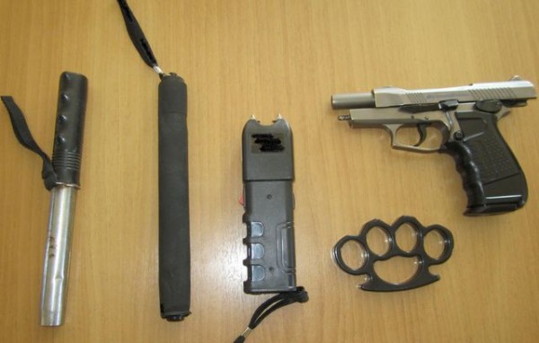 Πιστόλι, γκλοπ και σιδερογροθιά στην κατοχή 37χρονου