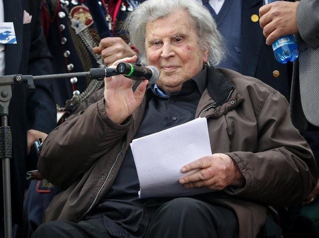Αγωνία για τον Μίκη Θεοδωράκη, που νοσηλεύεται σε νοσοκομείο