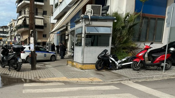 ΤΡΟΧΑΙΑ ΧΑΛΚΙΔΑΣ: Κάνουν ...χωματερή το πεζοδρόμιο