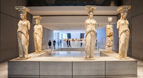 Μουσείο Ακρόπολης: Οργισμένη αντίδραση του διευθυντή για το περιστατικό ακράτειας με ηλικιωμένο τουρίστα