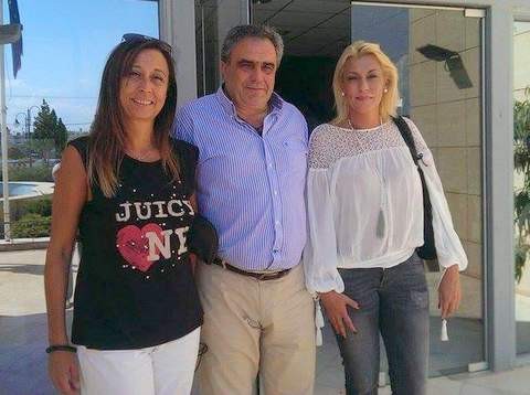 Ανάμεσα σε δύο κομψές κυρίες ο Δήμαρχος
