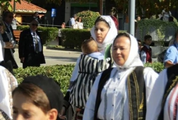 Μαμά στρατιωτικός έκανε παρέλαση με το μωράκι της σε μάρσιπο
