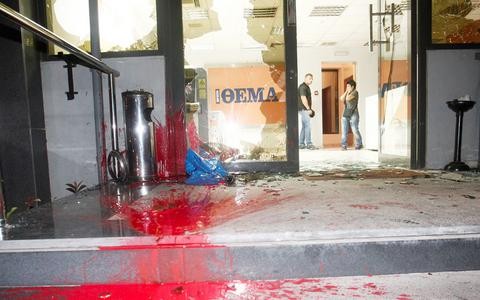 30 κουκουλοφόροι έκαναν γυαλιά-καρφιά το Πρώτο Θέμα