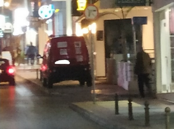 Ανεξέλεγκτη η κατάσταση με τα παράνομα παρκαρίσματα στην οδό Αβάντων