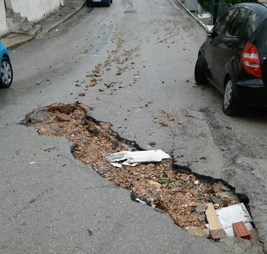 ΧΑΛΚΙΔΑ: Άνοιξε ολόκληρο χαντάκι στην οδό Ευφορίωνος