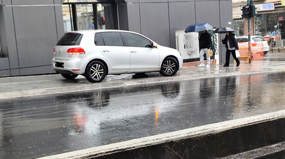 ΧΑΛΚΙΔΑ: Οδηγός ...καβάλησε όλο το πεζοδρόμιο!