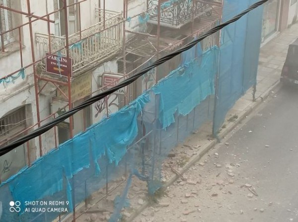 ΧΑΛΚΙΔΑ: Έβρεξε πάλι σοβάδες στην οδό Γαζέπη - Ευτυχώς δε τραυματίστηκε κανείς