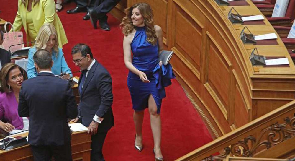 Η Κωνσταντίνα Καραμπατσώλη έγινε ...στόχος των φωτορεπόρτερ στην ορκωμοσία της Βουλή