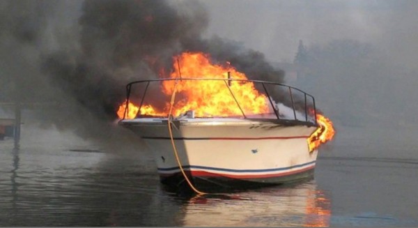 Αναστάτωση από φωτιά σε σκάφος μέσα στο λιμάνι της Κύμης