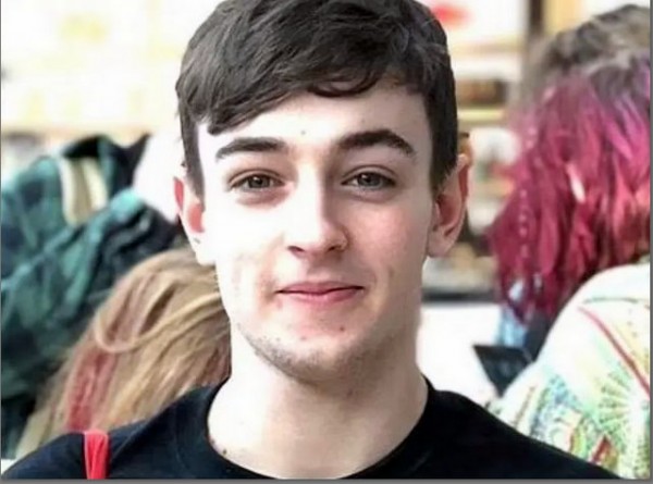 ΒΡΕΤΑΝΙΑ: Απαγόρεψαν στο νεαρό της φωτογραφίας να μεταφέρει αβγά δημοσίως εφ' όρου ζωής!