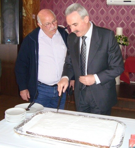 Ο Δήμαρχος έκοψε την πίτα των Πολιτιστικών Συλλόγων της Ερέτριας