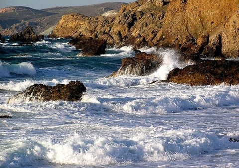 Έπεσε με τη βάρκα του σε βράχια