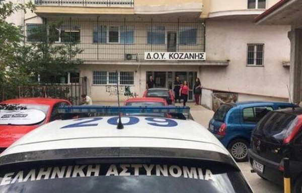 Πέθανε ο εφοριακός που είχε δεχτεί επίθεση με τσεκούρι στη ΔΟΥ Κοζάνης