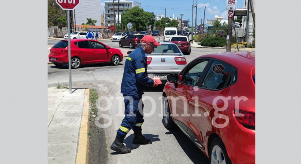 ΠΥΡΟΣΒΕΣΤΙΚΗ ΧΑΛΚΙΔΑΣ: Ενημερώνει οδηγούς με φυλλάδια στον κόμβο του Αγίου Στεφάνου