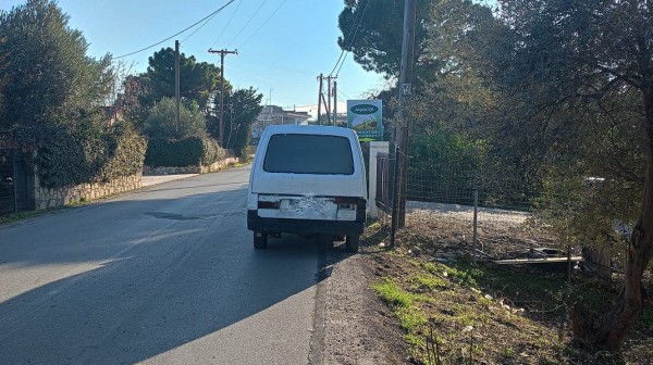ΧΑΛΚΙΔΑ: Παράτησαν φορτηγό- κλούβα μέσα στο δρόμο στην οδό Δημάρχου Σκούρα