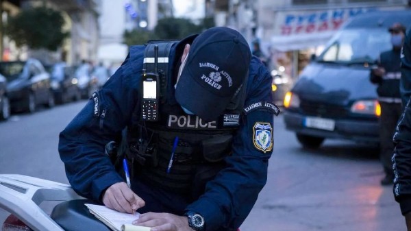 Αστυνομικοί έσπασαν το τζάμι αυτοκινήτου και έβγαλαν μωρό που ήταν κλειδωμένο