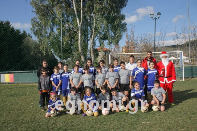 Ψαχνά: Έπαιξαν μπάλα με τον Άη Βασίλη