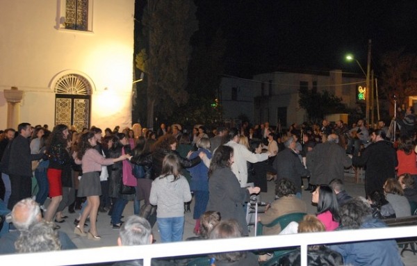 ΧΑΛΚΙΔΑ: Χοροί και τραγούδια μετά τον Εσπερινό της Αγάπης στην Αγία Παρασκευή