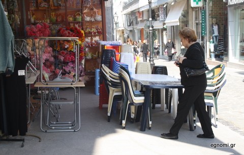 Το πεζοδρόμιο έγινε ... κατάστημα στην οδό Κριεζώτου