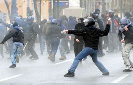 Προβοκάτσια από ασφαλίτες με κουκούλες