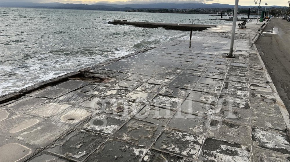 ΠΑΡΑΛΙΑ ΑΥΛΙΔΑΣ: Καταρρέει το κρηπίδωμα (VIDEO)