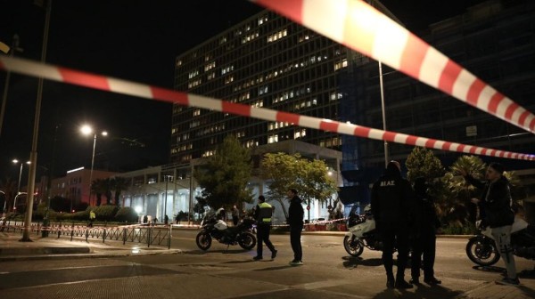 Η ανακοίνωση της Αστυνομίας για τον 48χρονο που εμφανίστηκε με δυο χειροβομβίδες έξω από τη ΓΑΔΑ