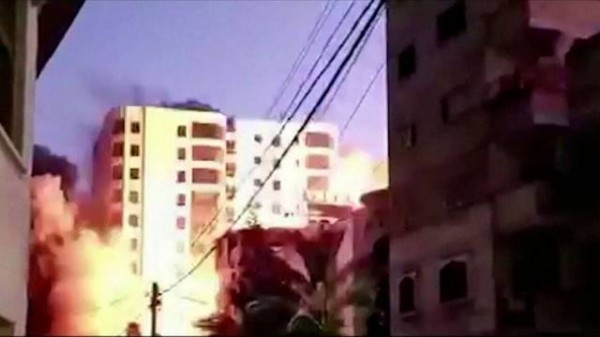 Γάζα: Κτήριο 13 ορόφων καταρρέει σαν χάρτινος πύργος (VIDEO)