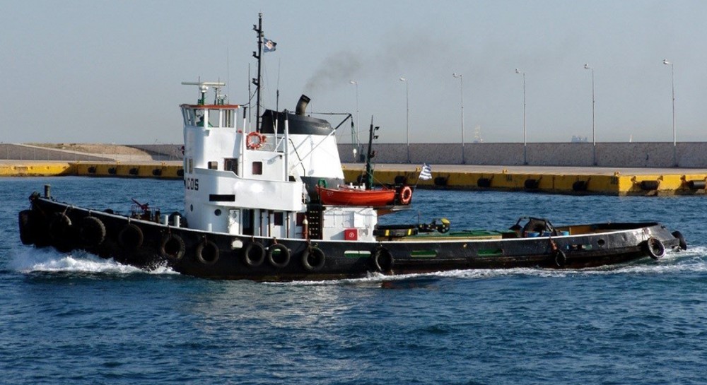 ΑΛΙΒΕΡΙ: Φορτηγό πλοίο κόλλησε στα αβαθή κατά την διάρκεια του απόπλου