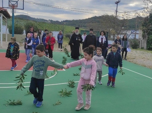 Επισκέψεις του Μητροπολίτη σε σχολεία στο Βατώντα και τα Πολιτικά