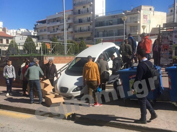 ΧΑΛΚΙΔΑ: Αυτοκίνητο κατέβηκε από τη σκάλα στην πλατεία της Δημοτικής Αγοράς!