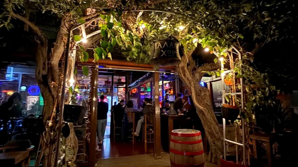 ΓΑΛΑΤΙΚΟ ΧΩΡΙΟ: Η αγαπημένη μπιραρία της Χαλκίδας γιορτάζει με ...τρίλιζα και πλούσια δώρα