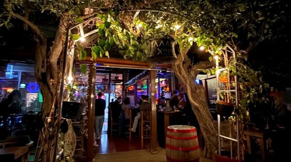 ΓΑΛΑΤΙΚΟ ΧΩΡΙΟ: Η αγαπημένη μπιραρία της Χαλκίδας γιορτάζει με ...τρίλιζα και πλούσια δώρα